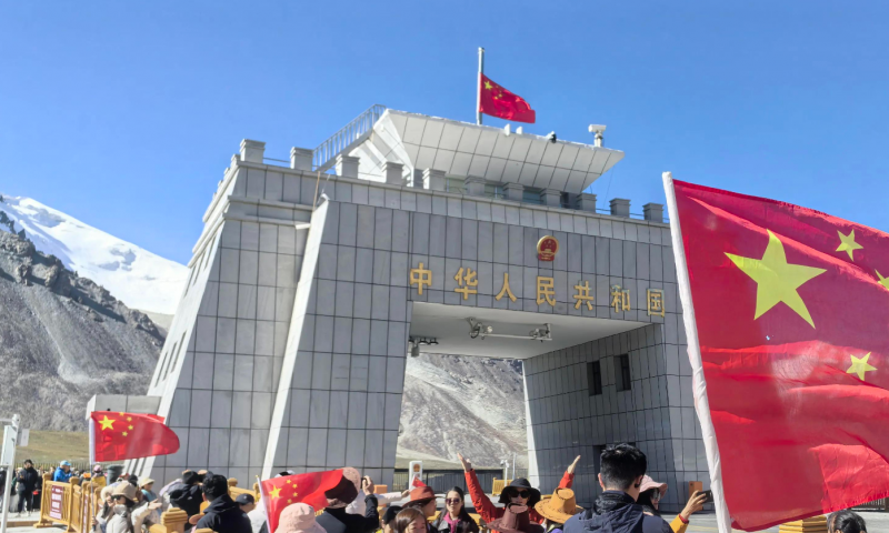 红旗拉普国门